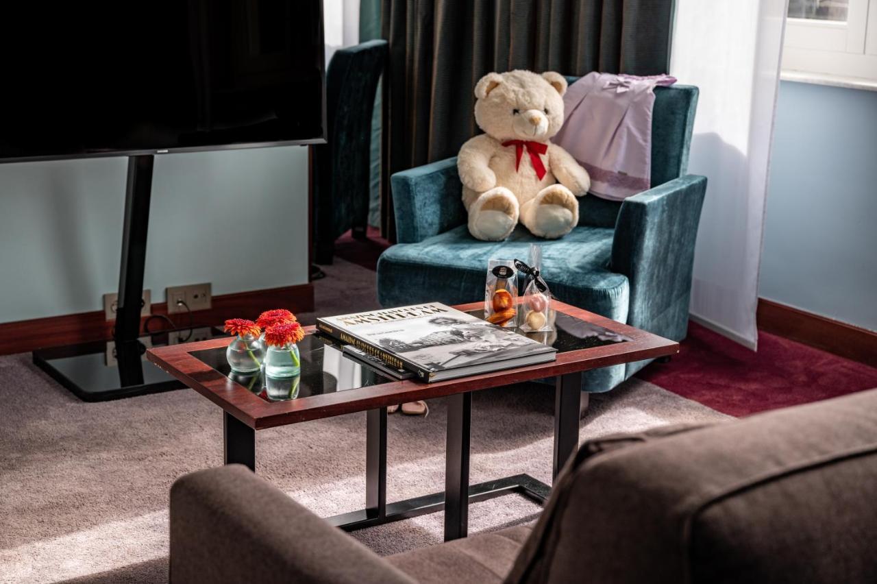 소피텔 레전드 그랜드 암스테르담 호텔 외부 사진 A teddy bear in a hotel room