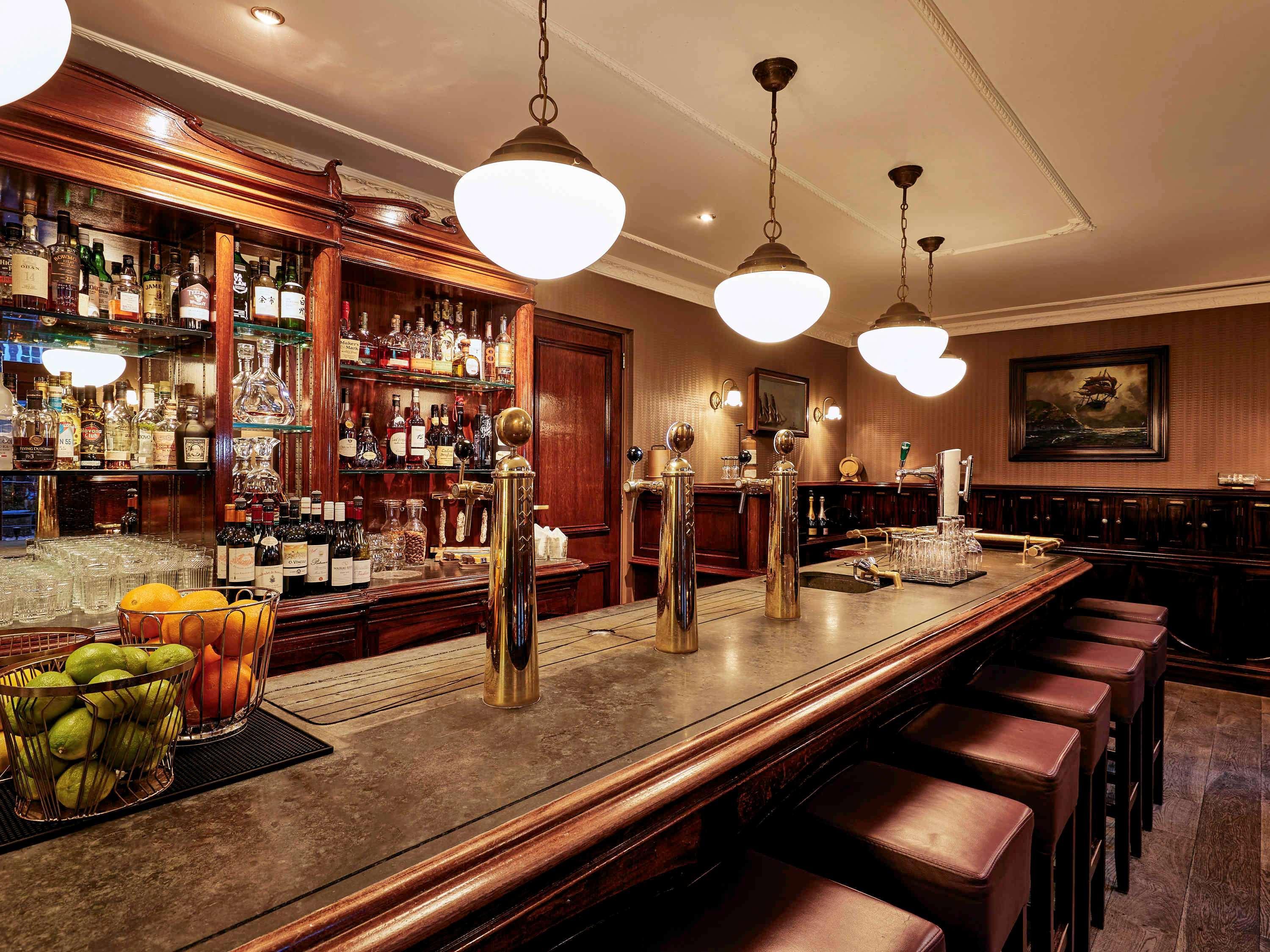 소피텔 레전드 그랜드 암스테르담 호텔 외부 사진 The bar at the St. George's Club