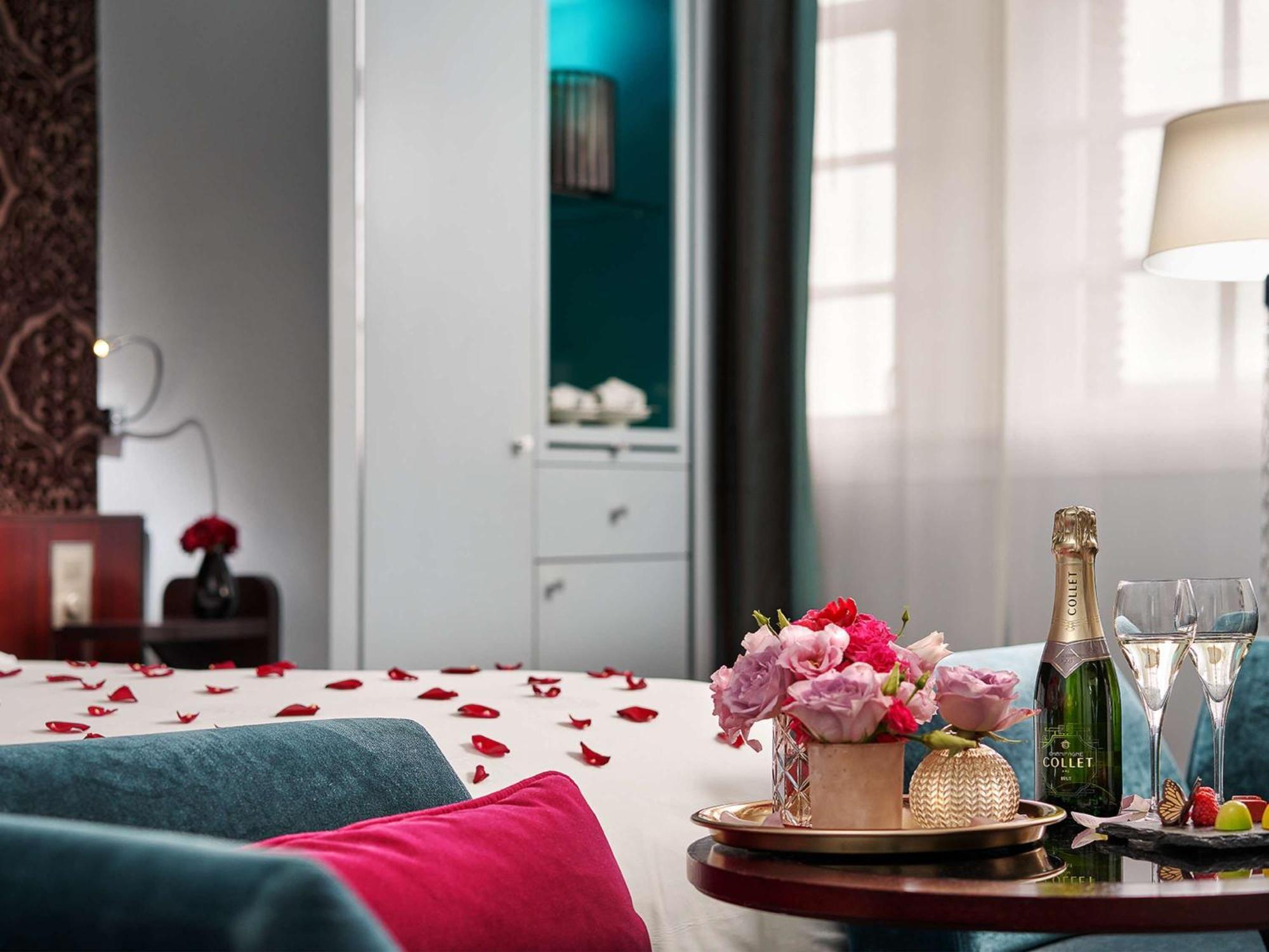 소피텔 레전드 그랜드 암스테르담 호텔 외부 사진 A bedroom at the hotel