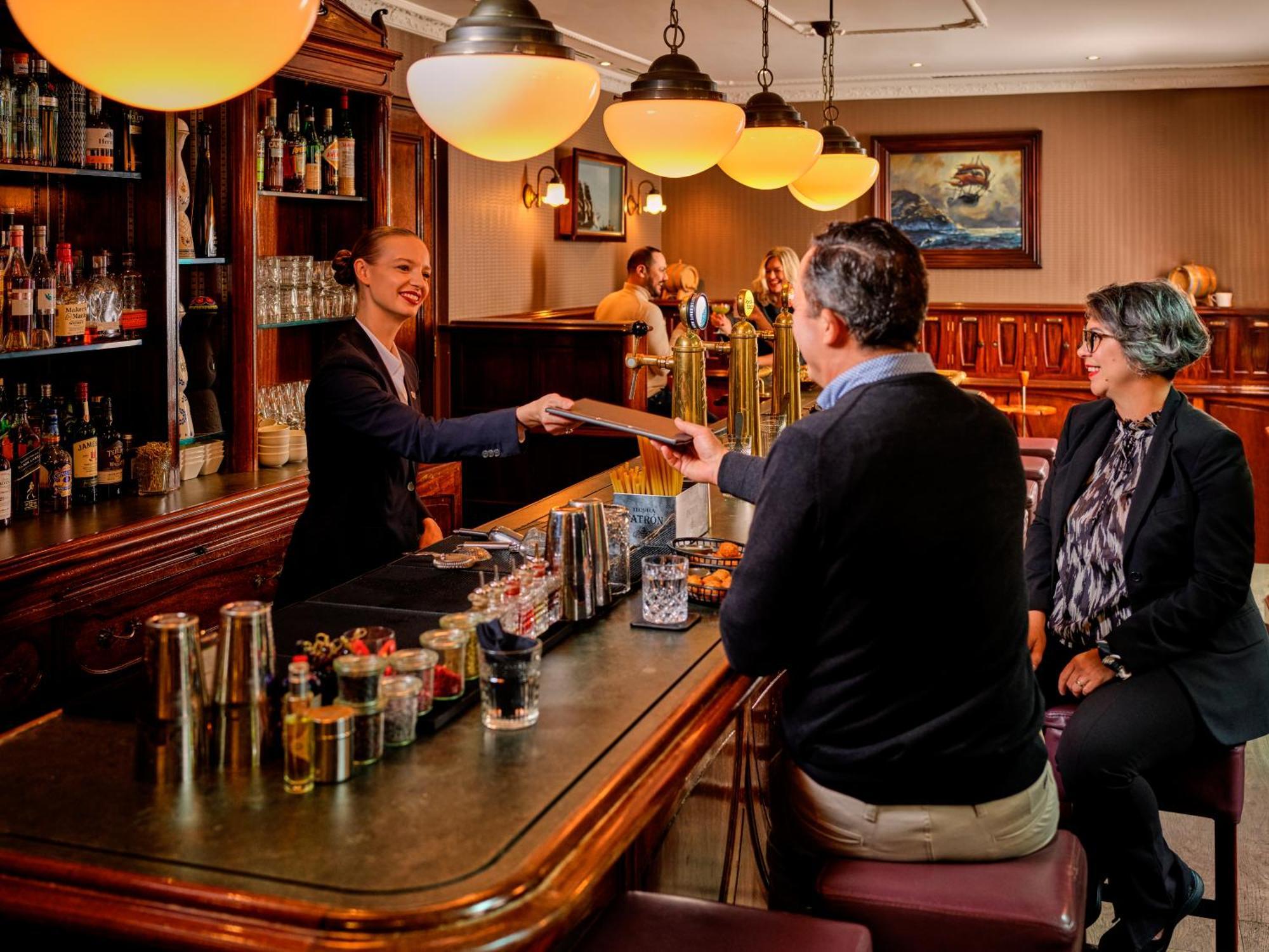 소피텔 레전드 그랜드 암스테르담 호텔 외부 사진 The bar at the hotel