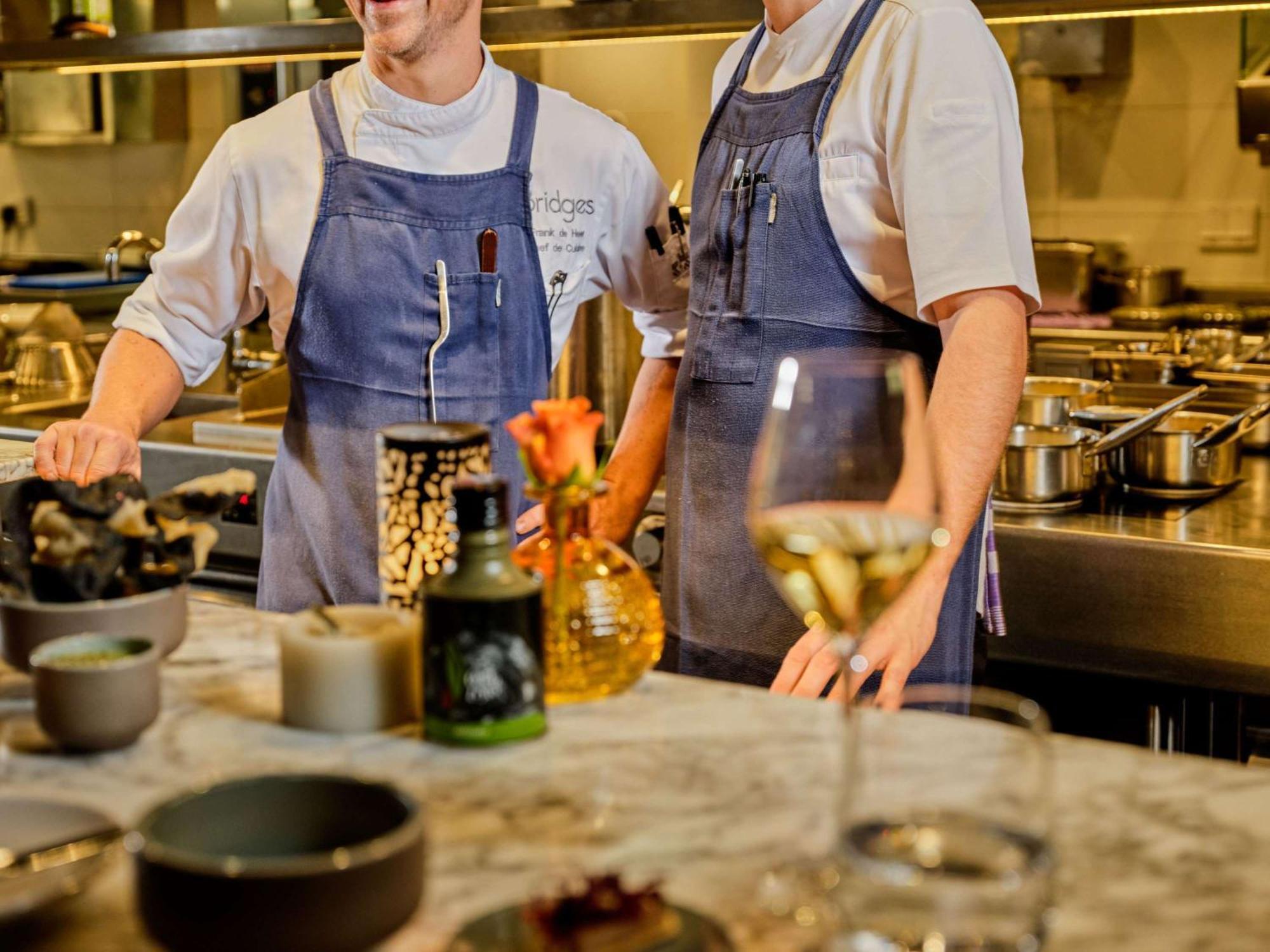 소피텔 레전드 그랜드 암스테르담 호텔 외부 사진 Two chefs in a restaurant kitchen