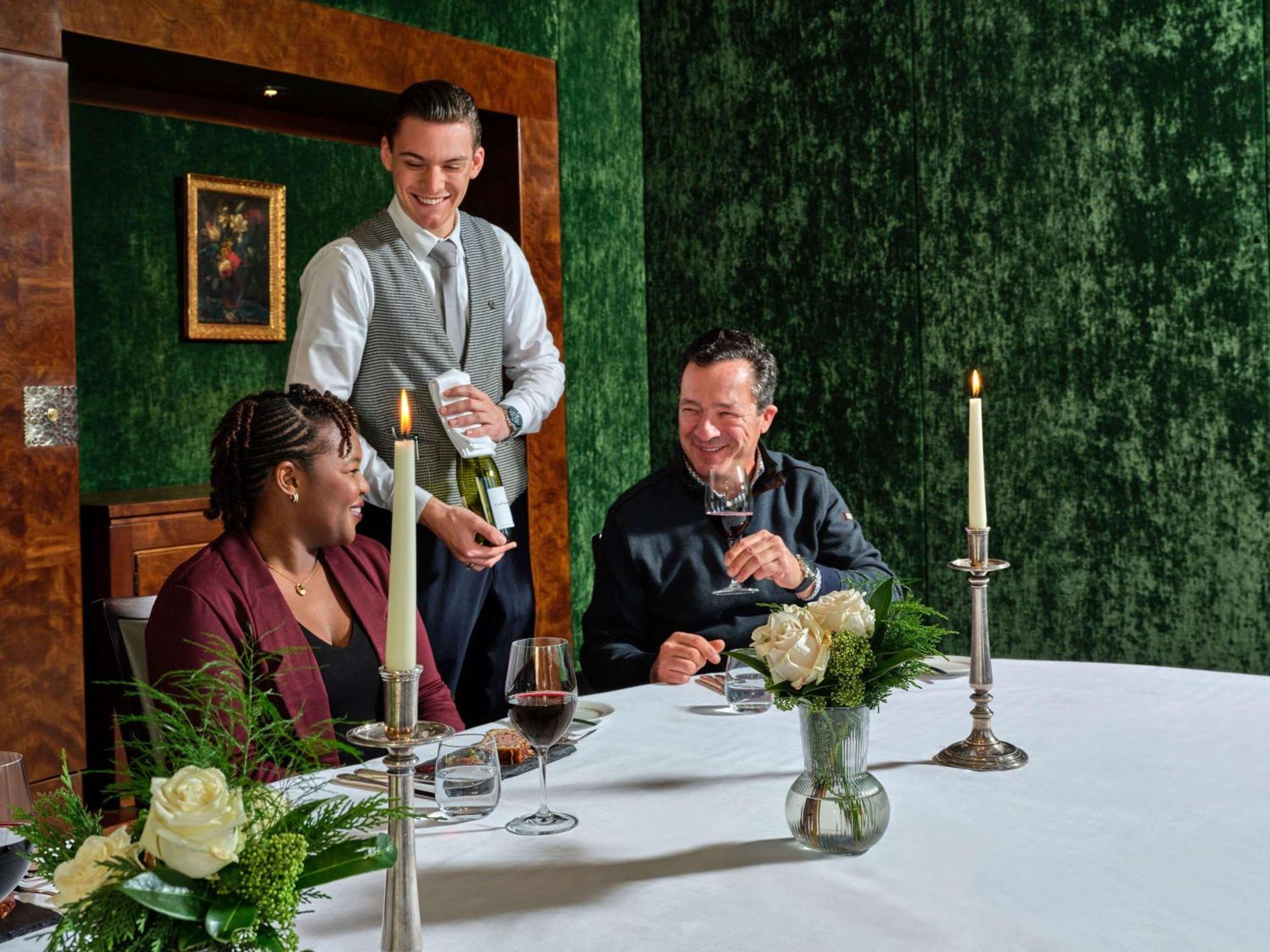 소피텔 레전드 그랜드 암스테르담 호텔 외부 사진 A butler serving wine at a restaurant